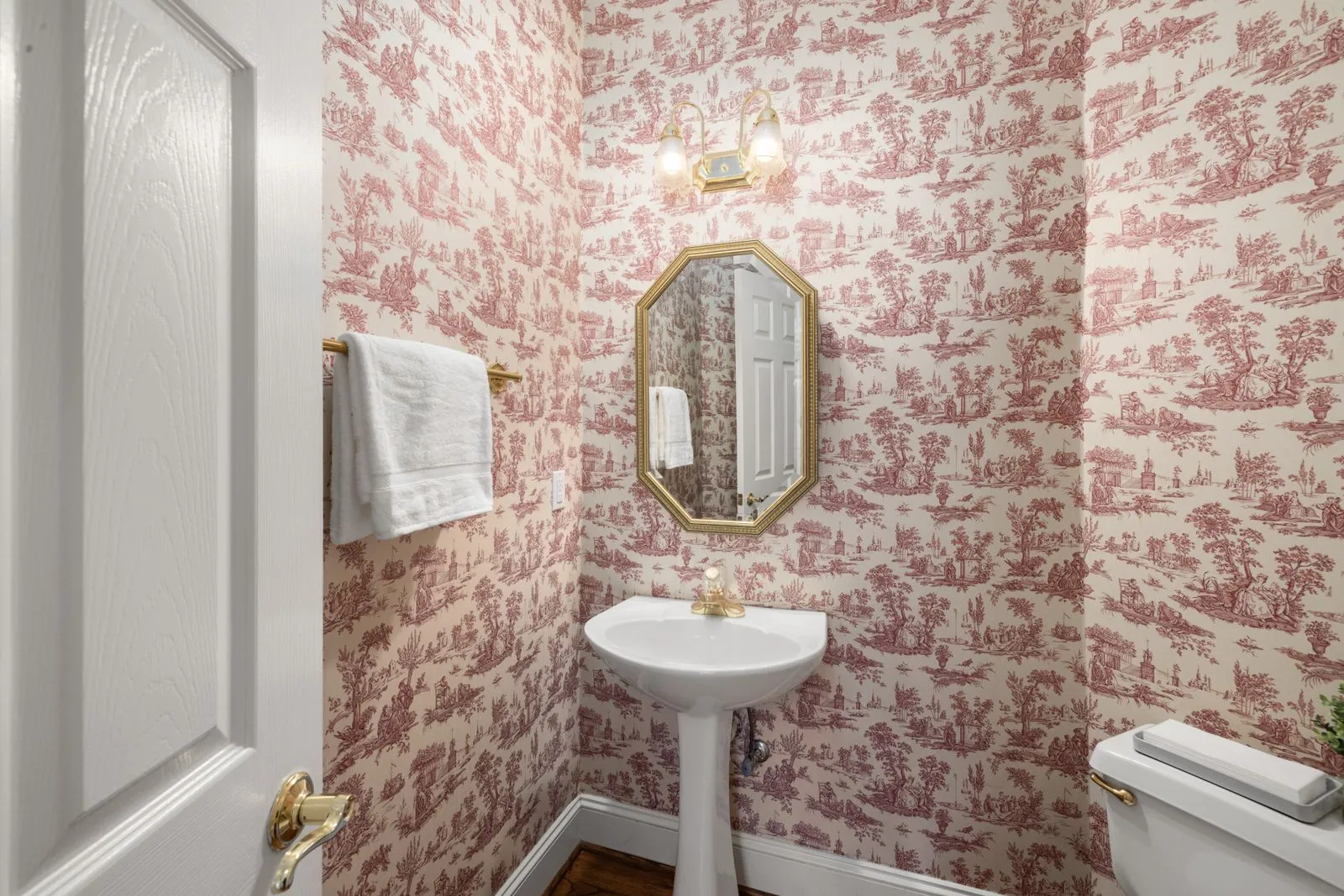 Choosing Textured Wallpaper for a Small Room